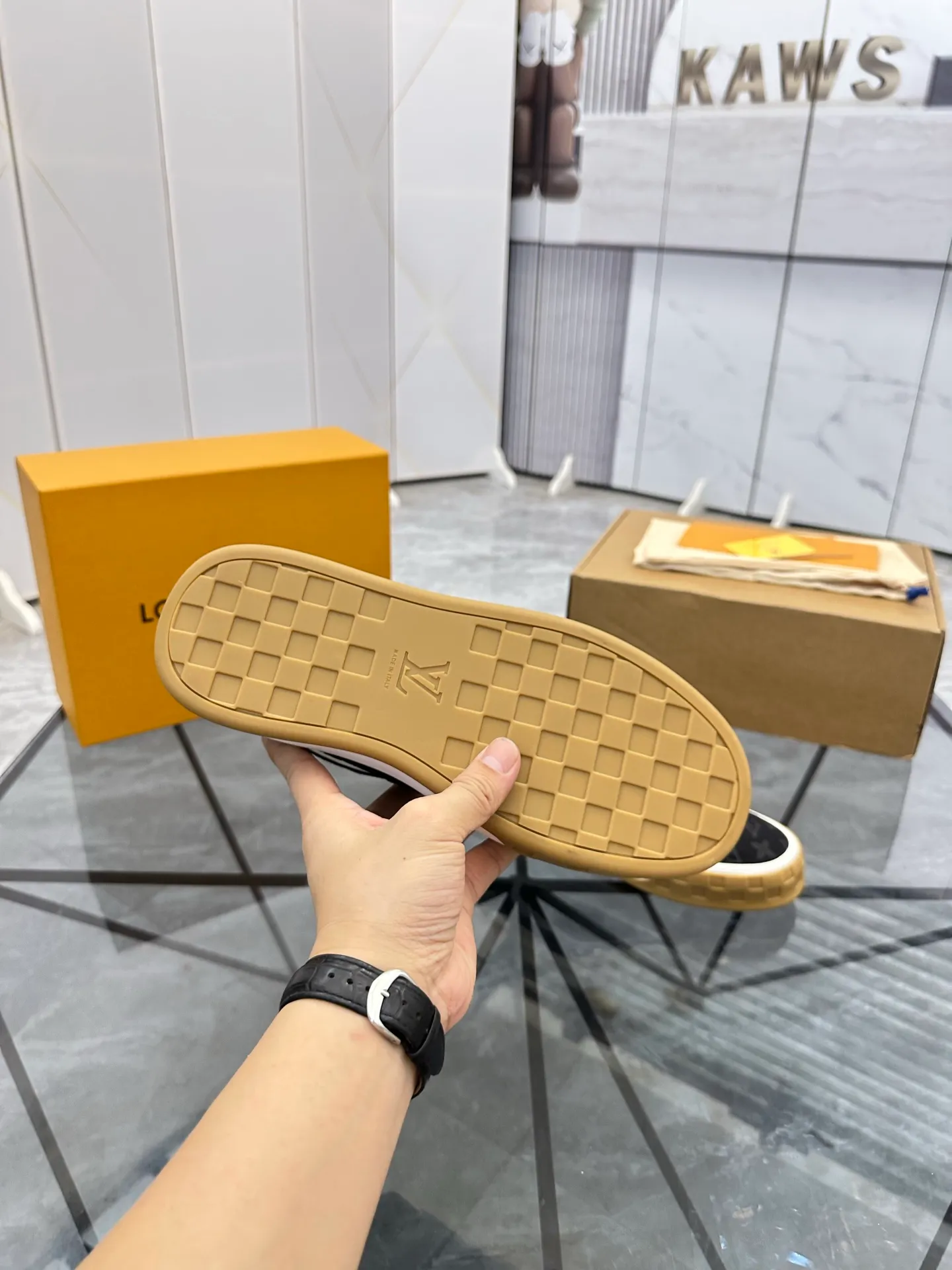 Men's shoes for sale 💰: 💰P660¥ Top quality Comes with airplane case Product trademark: LV* "Louis Vuitton*" low-top casual shoes Regular size: 35-44 (can be customized to 45) Couple style Product materials: imported nubuck leather upper, sheepskin lining, original outsole. Number: 819
